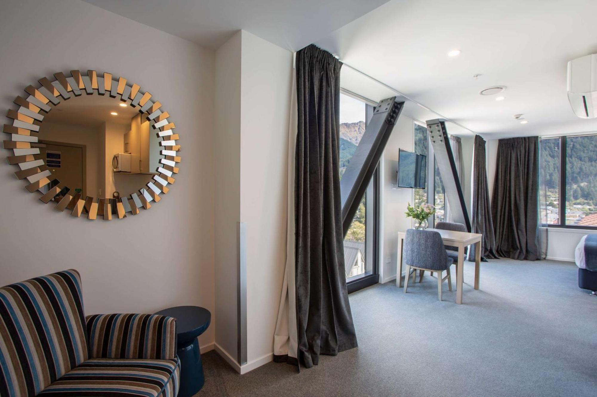 Ramada By Wyndham Queenstown Central Экстерьер фото