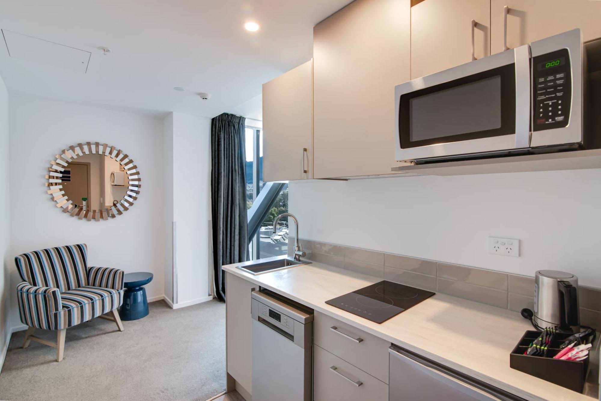 Ramada By Wyndham Queenstown Central Экстерьер фото